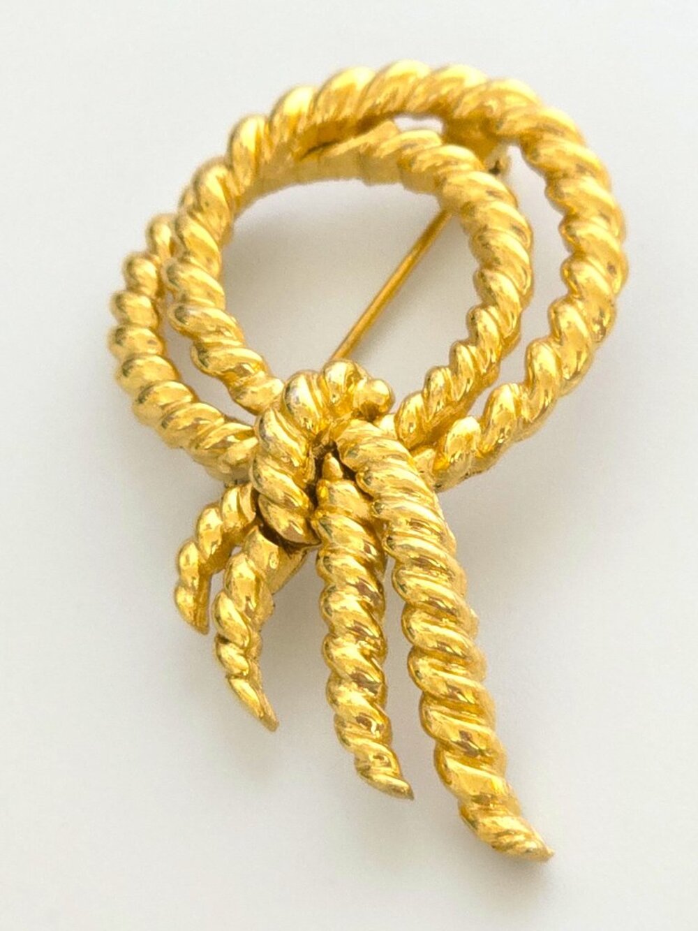 Vintage 1950's CROWN TRIFARI Signed Gold Plated Brooch Knotted Rope Pin